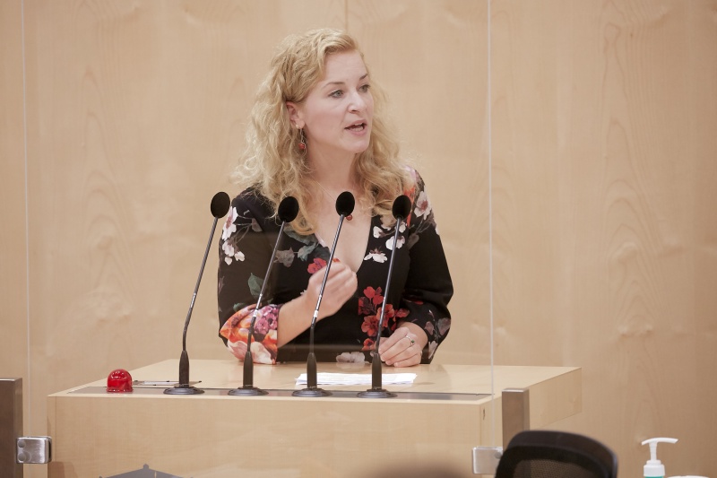 Am Rednerpult Nationalratsabgeordnete Eva Maria Holzleitner (S)