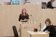 Am Rednerpult Nationalratsabgeordnete Ewa Ernst-Dziedzic (G)