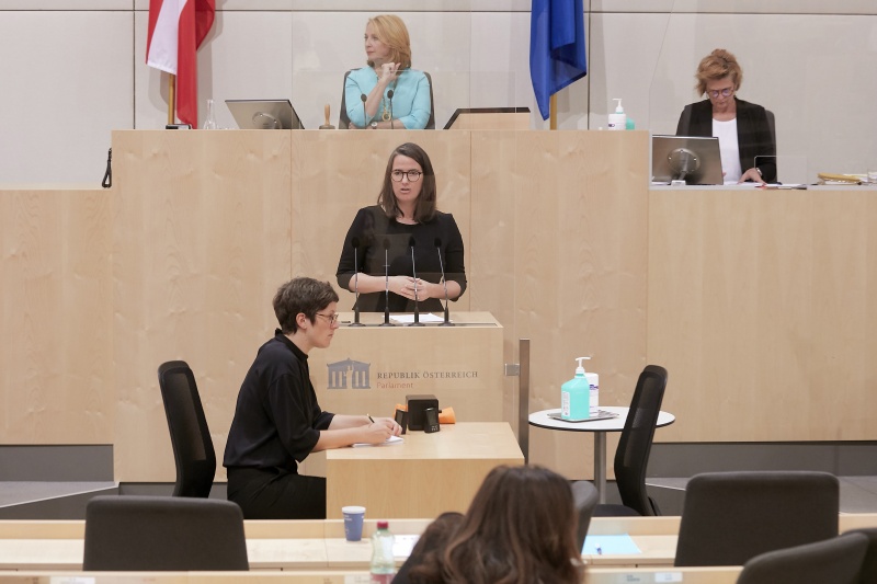 Am Rednerpult Mitglied des Europäischen Parlaments Barbara Thaler (V)