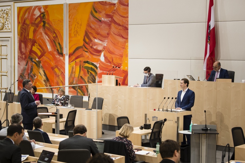 Fragestunde im Nationalrat. Am Rednerpult: Bundeskanzler Sebastian Kurz (V). Nationalratsabgeordneter Jörg Leichtfried (S) bei seiner Anfrage