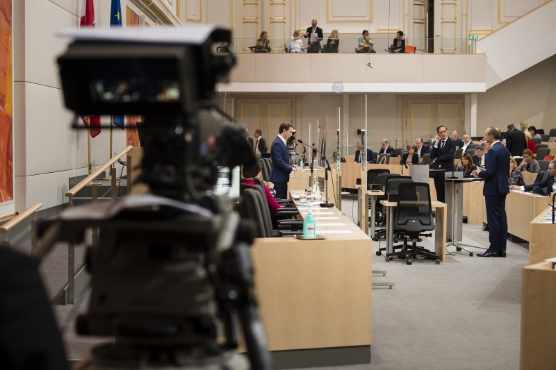 Fragestunde im Nationalrat. Am Rednerpult: Bundeskanzler Sebastian Kurz (V). Fragesteller von rechts: Nationalratsabgeordneter Wolfgang Gerstl (V), Nationalratsabgeordneter Kai Jan Krainer (S)