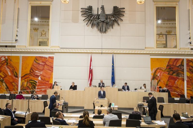 Fragestunde im Nationalrat. Am Rednerpult: Bundeskanzler Sebastian Kurz (V). Fragesteller von links: Nationalratsabgeordneter Wolfgang Gerstl (V), Nationalratsabgeordneter Christian Hafenecker (F)