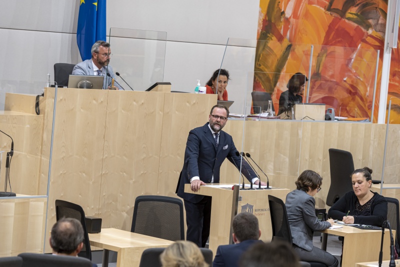 Am Rednerpult: Nationalrat Josef Schellhorn (N)