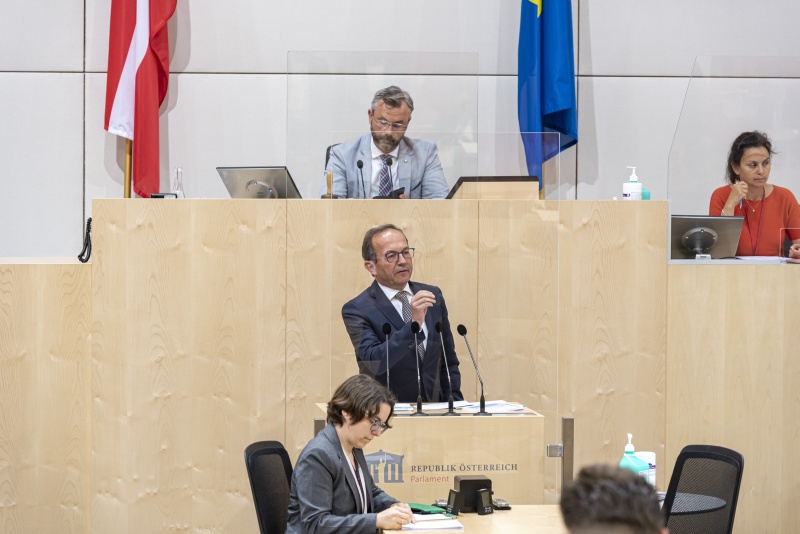 Am Rednerpult: Nationalratsabgeordneter Peter Haubner (V)