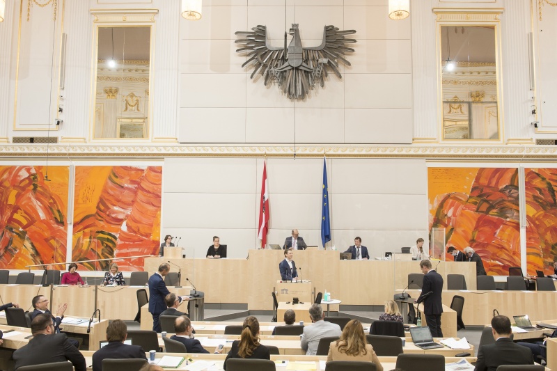 Fragestunde im Nationalrat. Am Rednerpult: Bundeskanzler Sebastian Kurz (V). Blick Richtung Abgeordnete zum Nationalrat und Präsidium