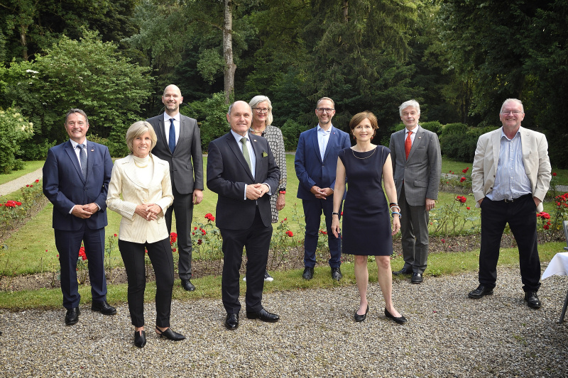 Nationalratspräsident Wolfgang Sobotka (V) im Gespräch mit Wirtschafts- und Unternehmensvertretern zu den Auswirkungen von Covid-19 auf Arbeitswelt und Wirtschaft
Von links: Nationalratsabgeordneter Norbert Sieber (V), CEO von PB Swiss Tools Eva Jaisli, Leiter des Instituts für Sozialethik ISE Theologische Fakultät der Universität Luzern Peter Kirchschläger, Nationalratspräsident Wolfgang Sobotka (V), Botschafterin Ursula Plassnik, Präsident des Regierungsrates des Kantons Tessin Norman Gobbi, Nationalrätin Regula Rytz, Parlamentsdirektor Harald Dossi, Gründer und Mitglied des Verwaltungsrates von gfs.bern Claude Longchamp