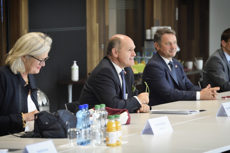 Expertenbriefing zum Covid-19 Krisenmanagement im Bundesamt für Gesundheit. Von links: Botschafterin Ursula Plassnik, Nationalratsapräsident Wolfgang Sobotka (V) und Nationalratsabgeordneter Norbert Sieber (V)