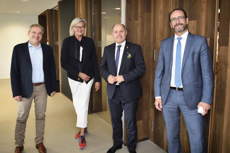 Expertenbriefing zum Covid-19 Krisenmanagement im Bundesamt für Gesundheit. Nationalratspräsident Wolfgang Sobotka (V) (2. von rechts) und Botschafterin Ursula Plassnik (2. von links) mit Experten