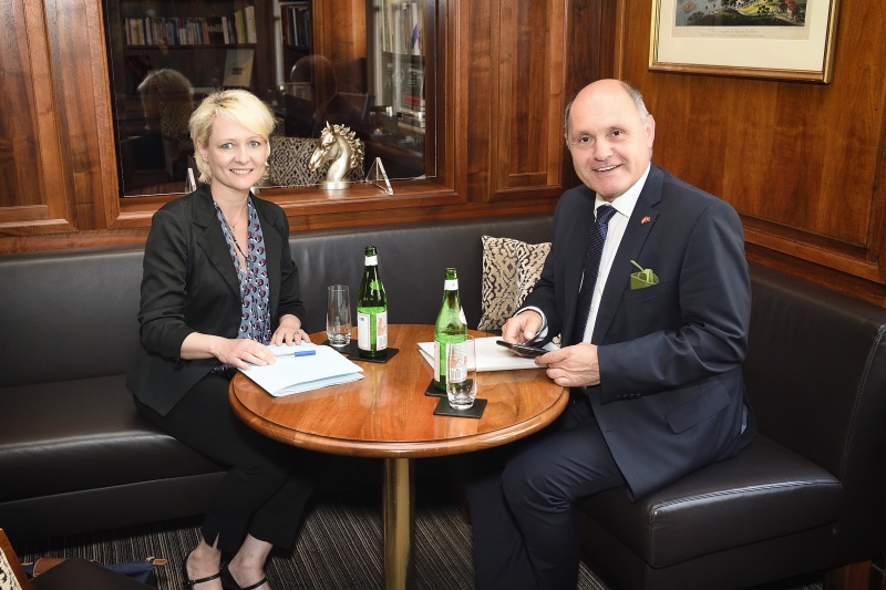 Bilaterales Gespräch von Nationalratspräsident Wolfgang Sobotka (V) mit der Präsidentin des Schweizer Nationalrates Isabelle Moret. Von links: Wolfgang Sobotka (V), Präsidentin des Schweizer Nationalrates Isabelle Moret