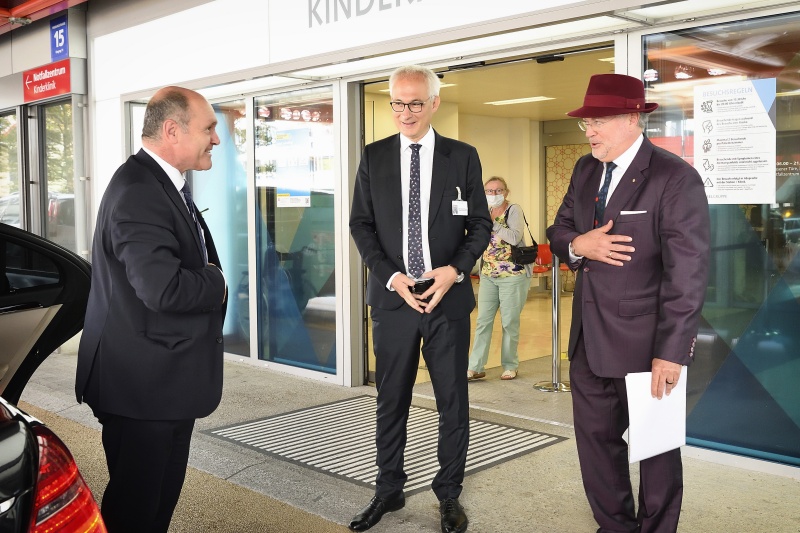 Besuch des Inselspitals. Von links: Nationalratspräsident Wolfgang Sobotka (V), Verwaltungsratspräsident Insel Gruppe Bernhard Pulver, Direktionspräsident der Inselgruppe Uwe E. Jocham 