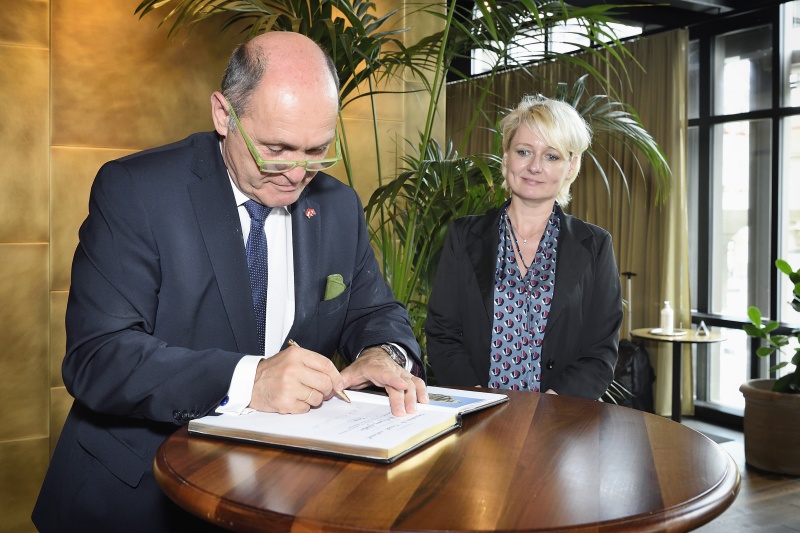 Bilaterales Gespräch von Nationalratspräsident Wolfgang Sobotka (V) mit der Präsidentin des Schweizer Nationalrates Isabelle Moret. Von links: Wolfgang Sobotka (V), Präsidentin des Schweizer Nationalrates Isabelle Moret
