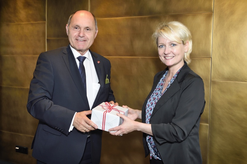Bilaterales Gespräch von Nationalratspräsident Wolfgang Sobotka (V) mit der Präsidentin des Schweizer Nationalrates Isabelle Moret. Von links: Wolfgang Sobotka (V), Präsidentin des Schweizer Nationalrates Isabelle Moret