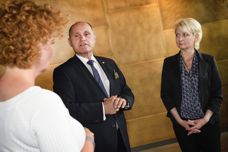 Bilaterales Gespräch von Nationalratspräsident Wolfgang Sobotka (V) mit der Präsidentin des Schweizer Nationalrates Isabelle Moret. Von links: Wolfgang Sobotka (V), Präsidentin des Schweizer Nationalrates Isabelle Moret