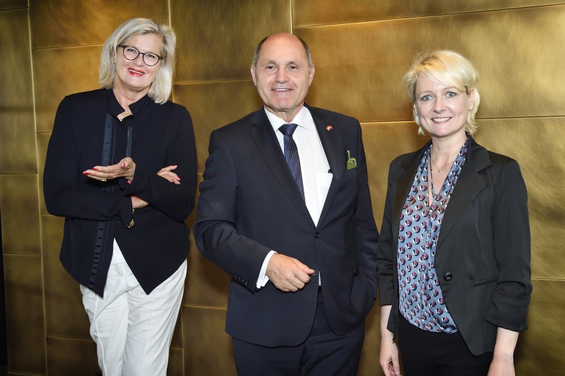 Bilaterales Gespräch von Nationalratspräsident Wolfgang Sobotka (V) mit der Präsidentin des Schweizer Nationalrates Isabelle Moret. Von links: Botschafterin Ursula Plassnik, Wolfgang Sobotka (V), Präsidentin des Schweizer Nationalrates Isabelle Moret