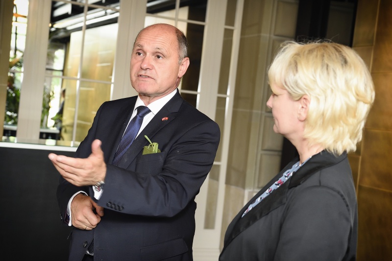 Bilaterales Gespräch von Nationalratspräsident Wolfgang Sobotka (V) mit der Präsidentin des Schweizer Nationalrates Isabelle Moret. Von links: Wolfgang Sobotka (V), Präsidentin des Schweizer Nationalrates Isabelle Moret