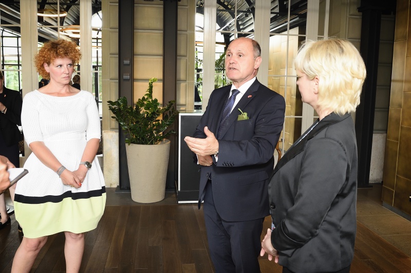 Bilaterales Gespräch von Nationalratspräsident Wolfgang Sobotka (V) mit der Präsidentin des Schweizer Nationalrates Isabelle Moret. Wolfgang Sobotka (V) (2. von rechts) und Präsidentin des Schweizer Nationalrates Isabelle Moret (rechts) im Gespräch