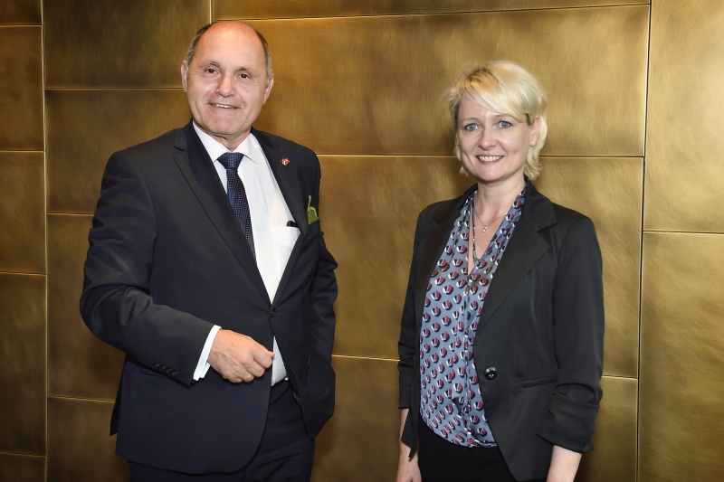 Bilaterales Gespräch von Nationalratspräsident Wolfgang Sobotka (V) mit der Präsidentin des Schweizer Nationalrates Isabelle Moret. Von links: Wolfgang Sobotka (V), Präsidentin des Schweizer Nationalrates Isabelle Moret