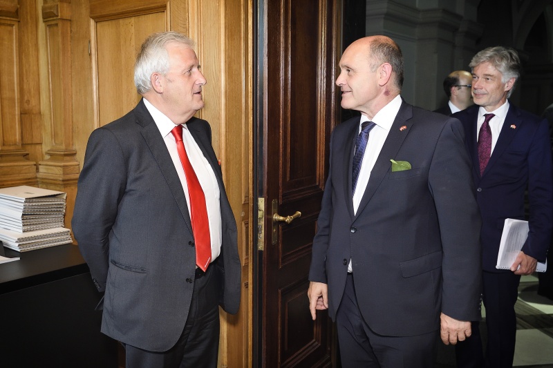 Treffen mit Ständeratspräsident Hans Stöckli. Von links: Ständeratspräsident Hans Stöckli, Wolfgang Sobotka (V), Parlamentsdirektor Harald Dossi