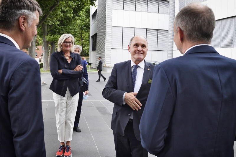 Besuch der Firma CSL Behring in Bern-Wankdorf. Von links: Bürgermeister der Stadt Bern Alec von Graffenried, Botschafterin Ursula Plassnik, Wolfgang Sobotka (V), Head of Manufacturing CLS Pierre Caloz