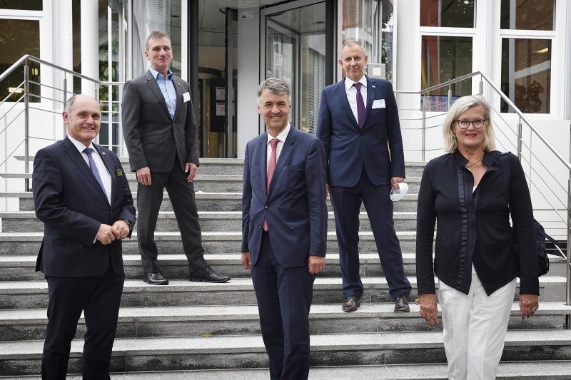 Besuch der Firma CSL Behring in Bern-Wankdorf
Von links: Wolfgang Sobotka (V), Standortleiter Martin Schären, Bürgermeister der Stadt Bern Alec von Graffenried, Head of Manufacturing CLS Pierre Caloz, Botschafterin Ursula Plassnik