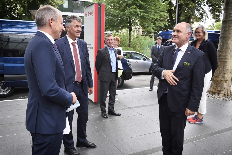 Besuch der Firma CSL Behring in Bern-Wankdorf. Von links: Head of Manufacturing CLS Pierre Caloz, Bürgermeister der Stadt Bern Alec von Graffenried, Standortleiter Martin Schären, Wolfgang Sobotka (V), Botschafterin Ursula Plassnik