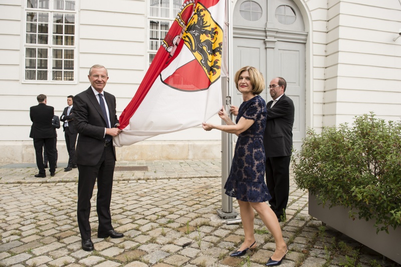 Fahnenhissung am Josefsplatz durch Bundesratspräsidentin Andrea Eder-Gitschthaler (V) und Landeshauptmann von Salzburg Wilfried Haslauer