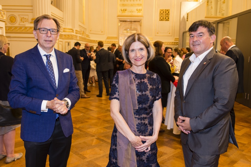 Von links: Bundesratsvizepräsident Christian Buchmann (V), Bundesratspräsidentin Andrea Eder-Gitschthaler (V), Bundesratsvizepräsident Michael Wanner (S)