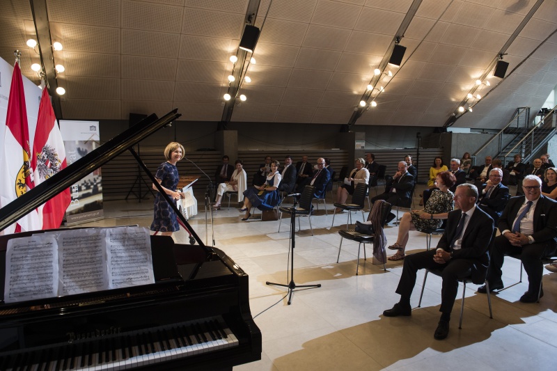 Am Mikrofon: Bundesratspräsidentin Andrea Eder-Gitschthaler (V). Blick Richtung VeranstaltungsteilnehmerInnen