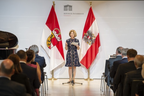 Am Mikrofon: Bundesratspräsidentin Andrea Eder-Gitschthaler (V)
