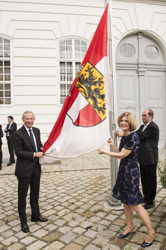 Fahnenhissung am Josefsplatz durch Bundesratspräsidentin Andrea Eder-Gitschthaler (V) und Landeshauptmann von Salzburg Wilfried Haslauer