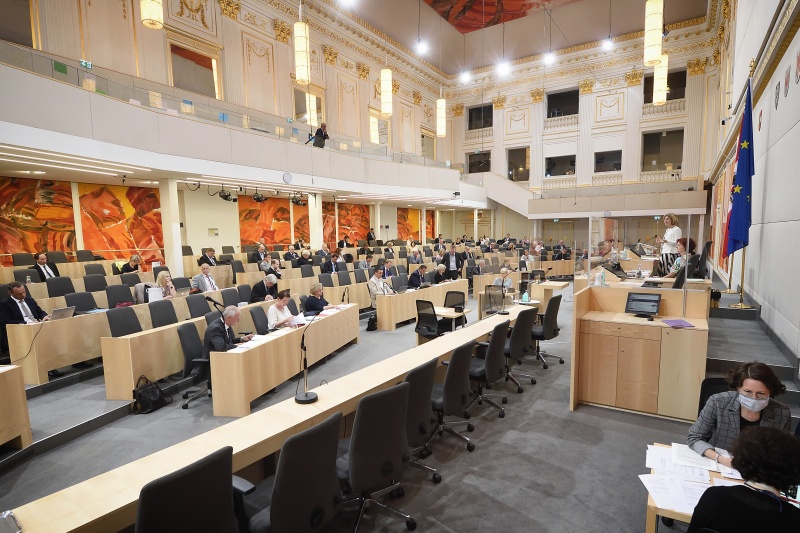 Antrittsrede von Bundesratspräsidentin Andrea Eder-Gitschthaler (V) am Präsidium. Blick Richtung SitzungsteilnehmerInnen