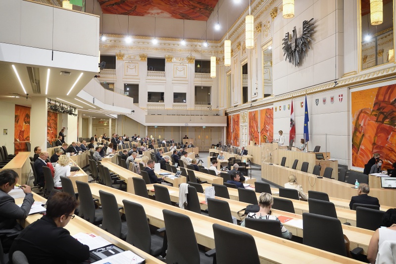 Antrittsrede Bundesratspräsidentin Andrea Eder-Gitschthaler (V). Blick Richtung SitzungsteilnehmerInnen