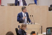 Am Rednerpult Nationalratsabgeordneter Peter Weidinger (V)