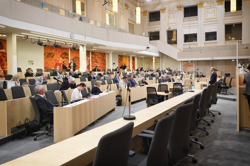 Erklärung Landeshauptmann Salzburg Wilfried Haslauer. Blick Richtung SitzungsteilnehmerInnen