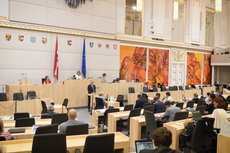 Erklärung Landeshauptmann Salzburg Wilfried Haslauer. Blick Richtung Bundesratspräsidium