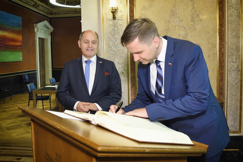 Eintrag ins Gästebuch. Von links: Nationalratspräsident Wolfgang Sobotka (V), Präsident der slowenischen Nationalversammlung Igor Zorčič