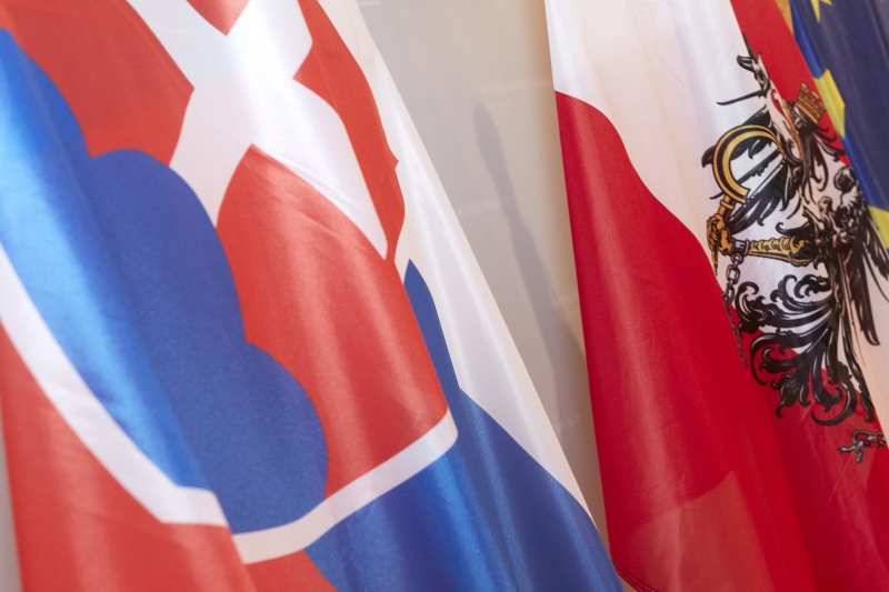 Fahnen von Slowakei und Österreich