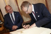 Präsident des Nationalrats der Slowakischen Republik Boris Kollár beim Eintrag in das Gästebuch