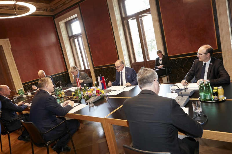 Arbeitsgespräch; rechte Seite: Nationalratspräsident Wolfgang Sobotka (V), Parlamentsdirektor Harald Dossi; linke Seite: Präsident des Nationalrats der Slowakischen Republik Boris Kollár, Botschafter der Slowakischen Republik in der Republik Österreich Peter Mišík
