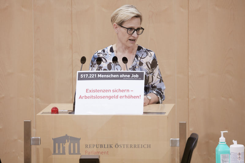 Am Rednerpult Bundesrätin Sandra Gerdenitsch (S)