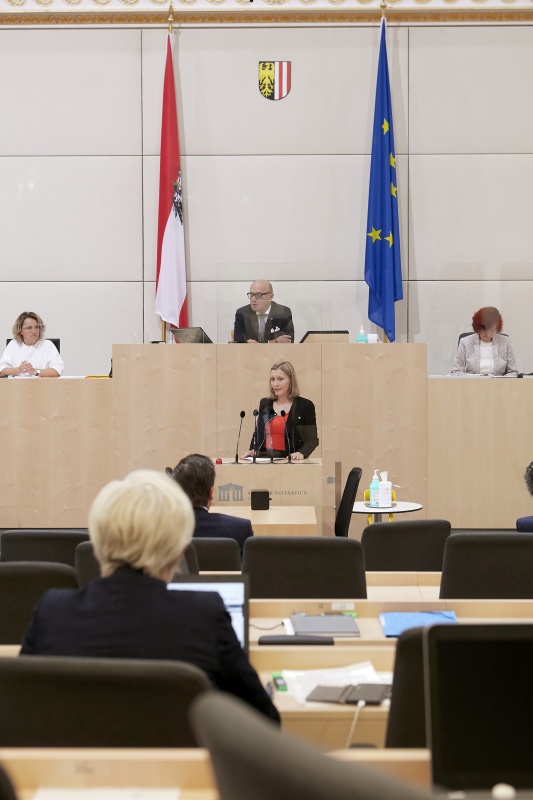 Am Rednerpult Bundesrätin Heike Eder (V)