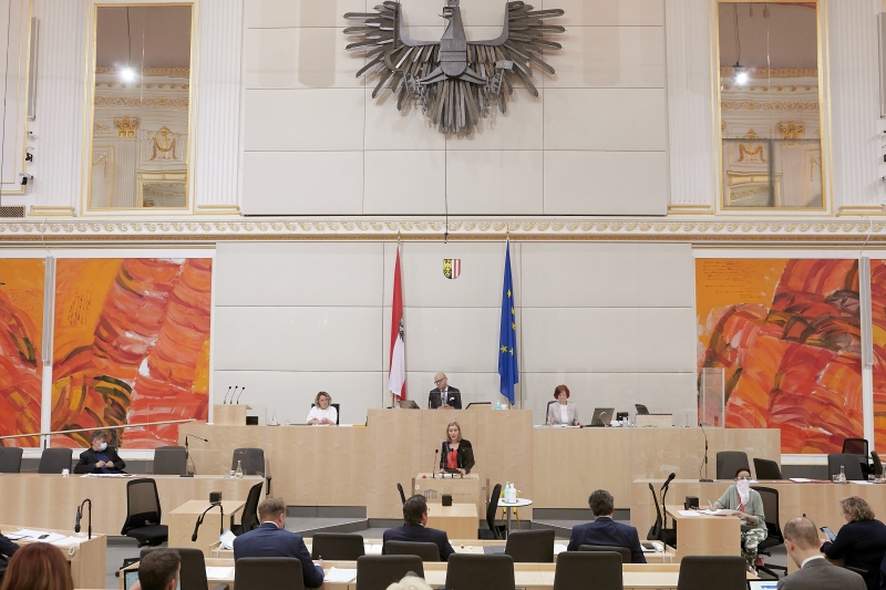 Am Rednerpult Bundesrätin Heike Eder (V)