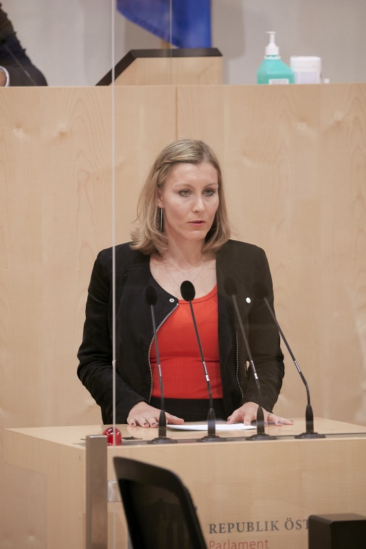 Am Rednerpult Bundesrätin Heike Eder (V)