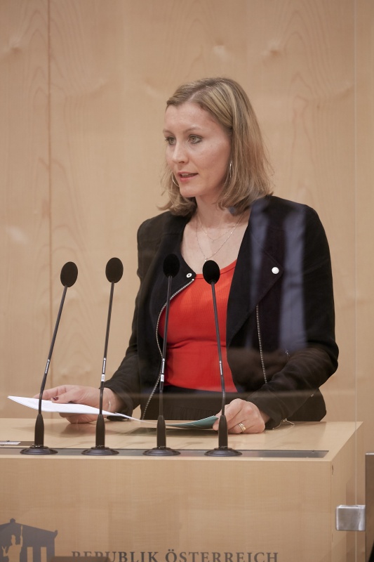 Am Rednerpult Bundesrätin Heike Eder (V)