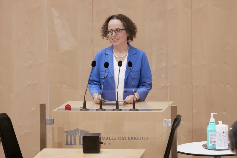 Am Rednerpult Bundesrätin Christine Schwarz-Fuchs (V)