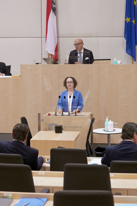 Am Rednerpult Bundesrätin Christine Schwarz-Fuchs (V)