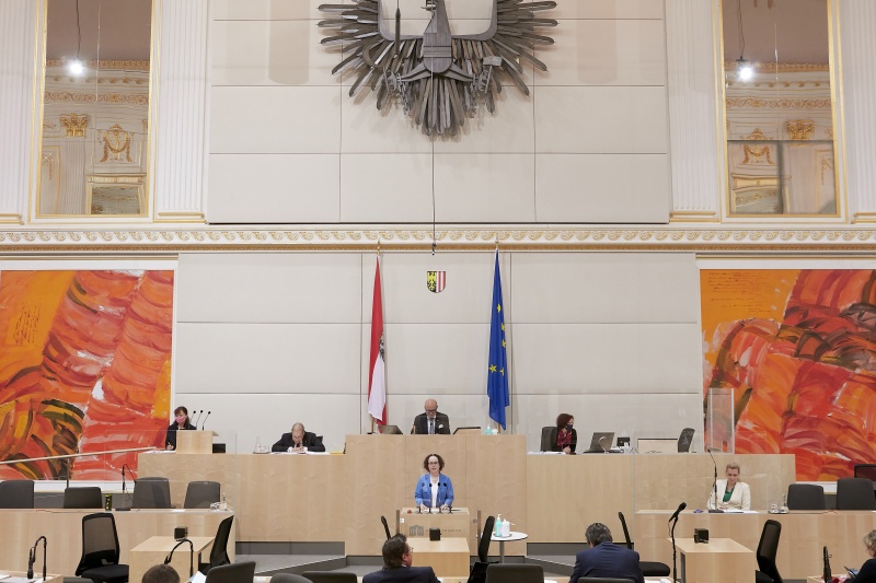 Am Rednerpult Bundesrätin Christine Schwarz-Fuchs (V)