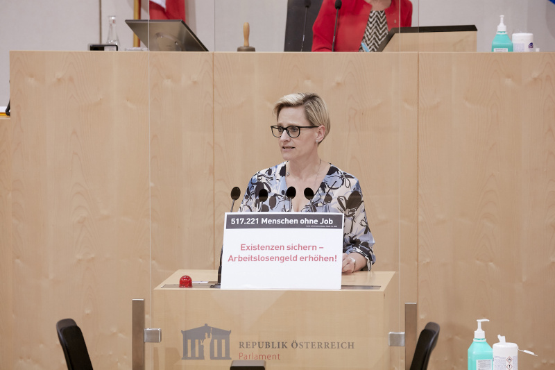 Am Rednerpult Bundesrätin Sandra Gerdenitsch (S)