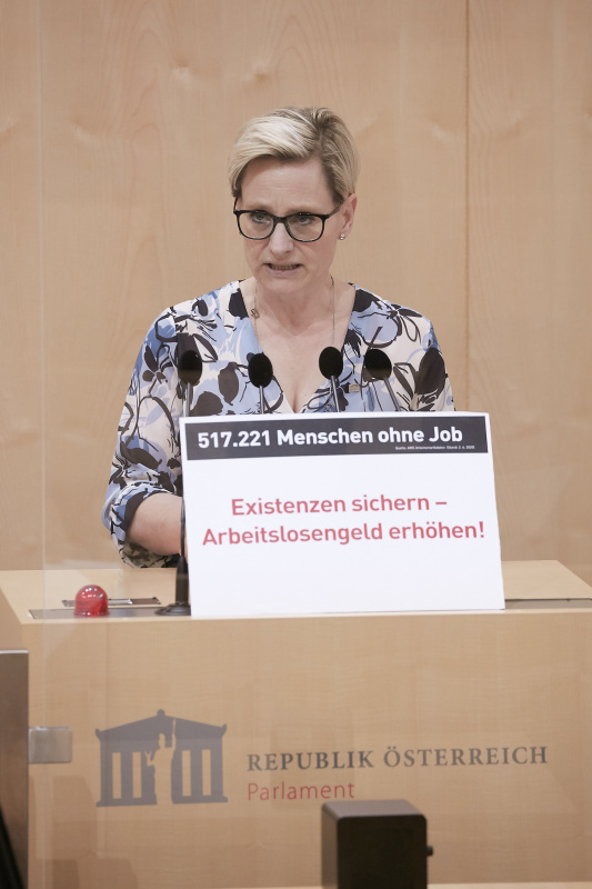 Am Rednerpult Bundesrätin Sandra Gerdenitsch (S)