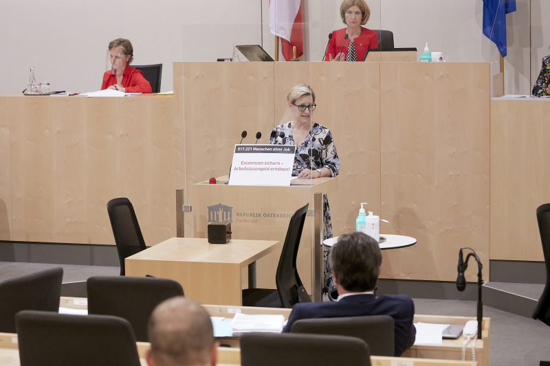 Am Rednerpult Bundesrätin Sandra Gerdenitsch (S)